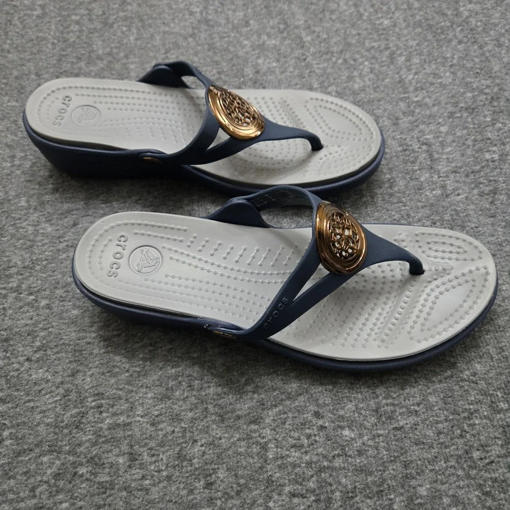 Crocs Sanrah Circle Wedge Flip Flops Womens 8 Navy Comfort Sandals Beach Chic